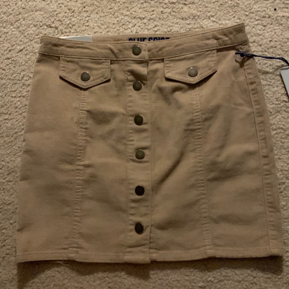 Adorable high waisted corduroy tan skirt. Size 7 NWT
